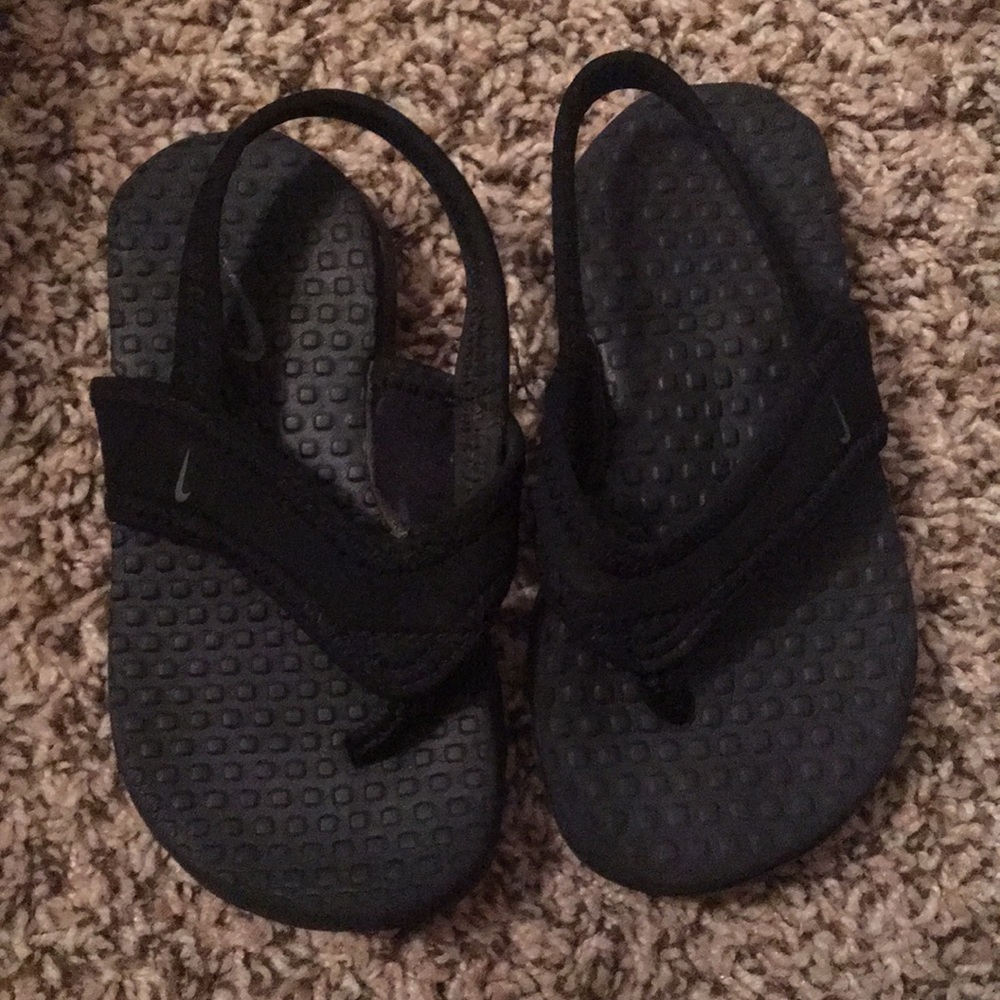 Nike flip flops black